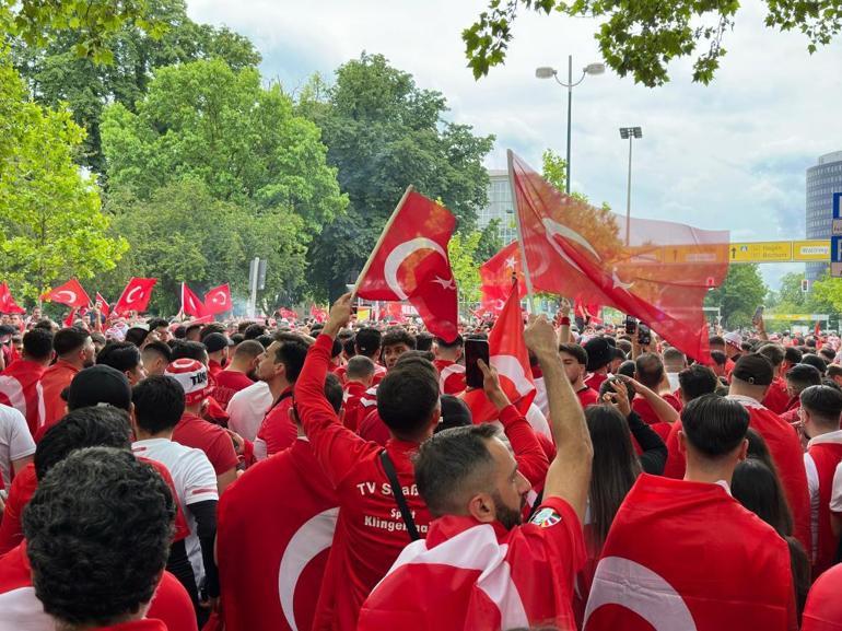 Milli maç öncesi Dortmund sokakları kırmızı-beyaz