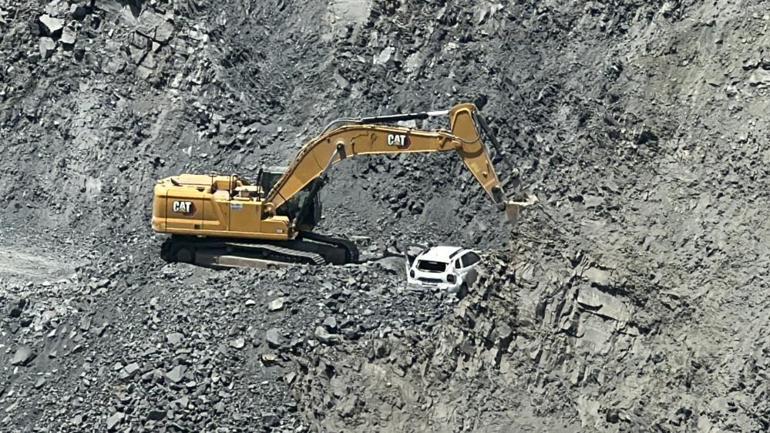 Maden sahasında akılalmaz kaza Sonu olmayan yolda şarampole uçtu