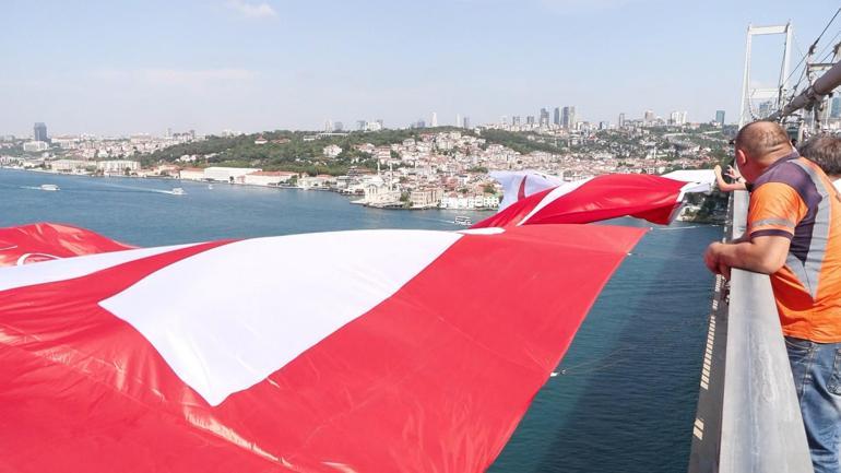 15 Temmuz Şehitler Köprüsü’ne 3 dev bayrak asıldı