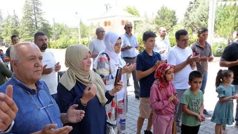 15 Temmuz şehidi Astsubay Ömer Halisdemir’in kabrine sevenleri akın etti