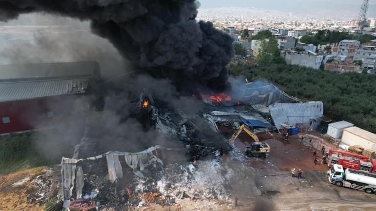 Bursada geri dönüşüm fabrikasında yangın 4 fabrikaya sıçradı Evler boşaltıldı