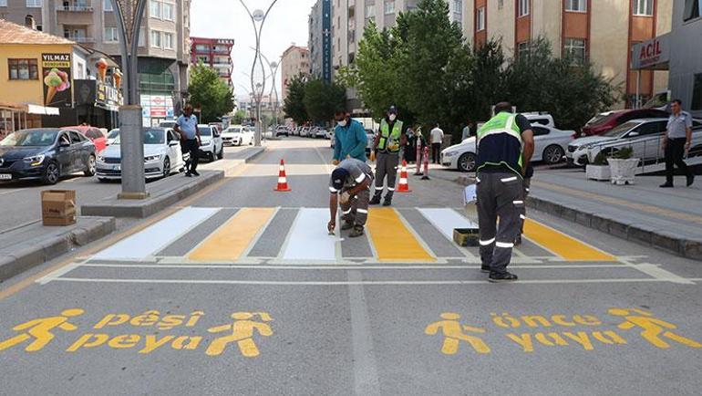 Kürtçe trafik uyarılarının üzerine Türkiye Türktür, Türk kalacak yazısı