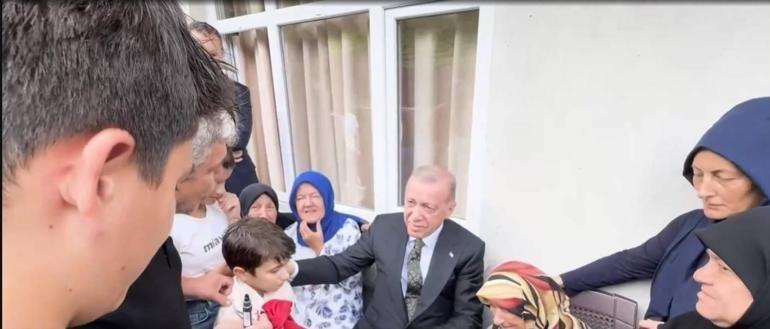 Cumhurbaşkanı Erdoğan, memleketi Rizede komşularını ziyaret etti