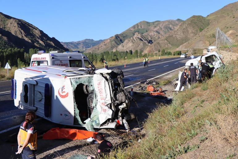 Ambulans ile hafif ticari araç çarpıştı: 4 ölü