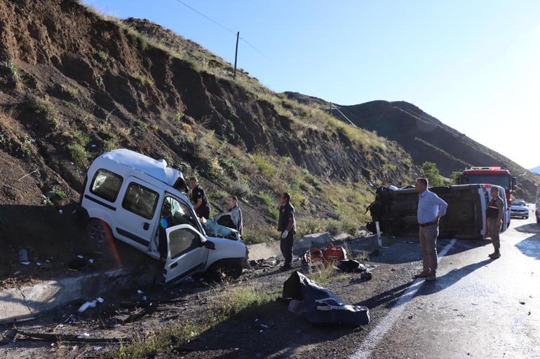 Ambulans ile hafif ticari araç çarpıştı: 4 ölü