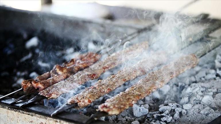 Masterchef altı ezmeli kebap tarifi Altı ezmeli kebap nasıl yapılır, malzemeleri nelerdir Kolay ve pratik altı ezmeli kebap yapımı