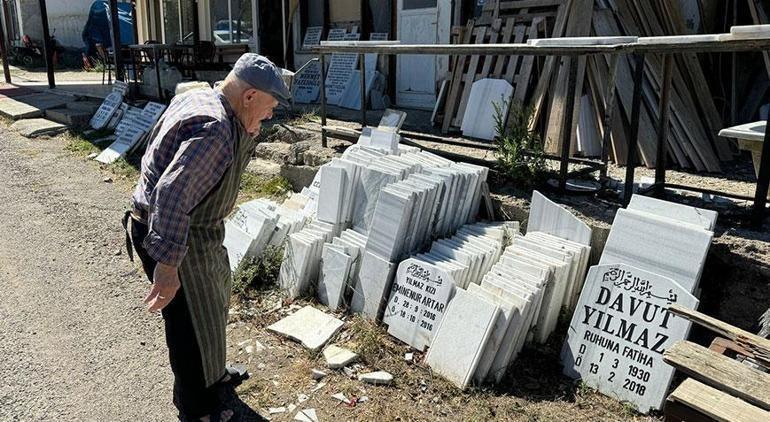 Gören hem ürküyor hem de şaşırıyor Kendisi için 2 ayrı mezar taşı yaptı