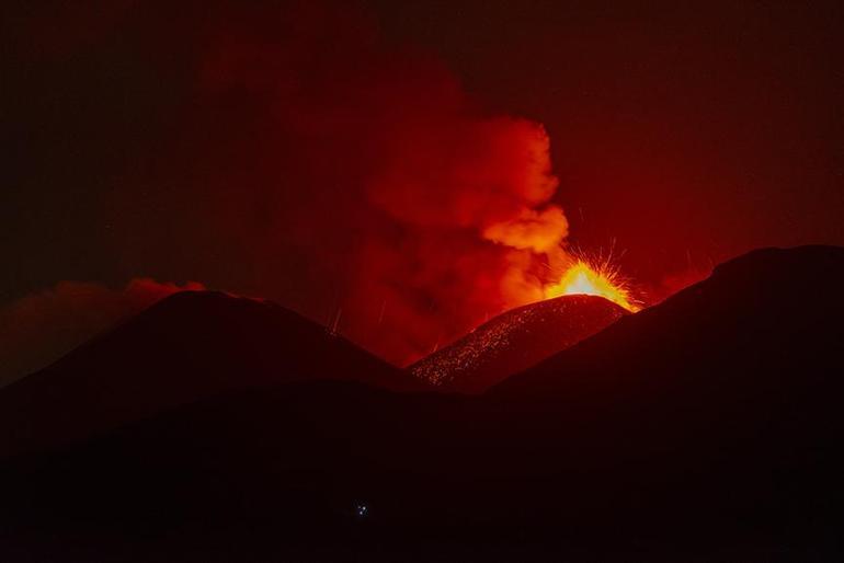 Etna Yanardağında büyük patlama Görüntüler ürküttü