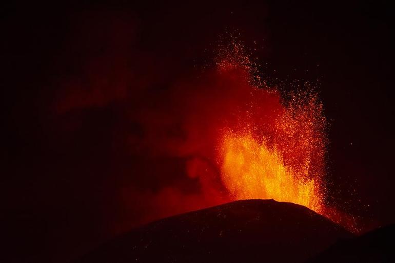 Etna Yanardağında büyük patlama Görüntüler ürküttü