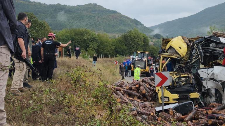 Yolcu otobüsü, tomruk yüklü kamyonla çarpıştı: 2 ölü, 23 yaralı