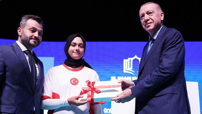 Cumhurbaşkanı Erdoğandan mezuniyetteki görüntüye sert tepki: Bu kılıçları kime çekiyorsunuz