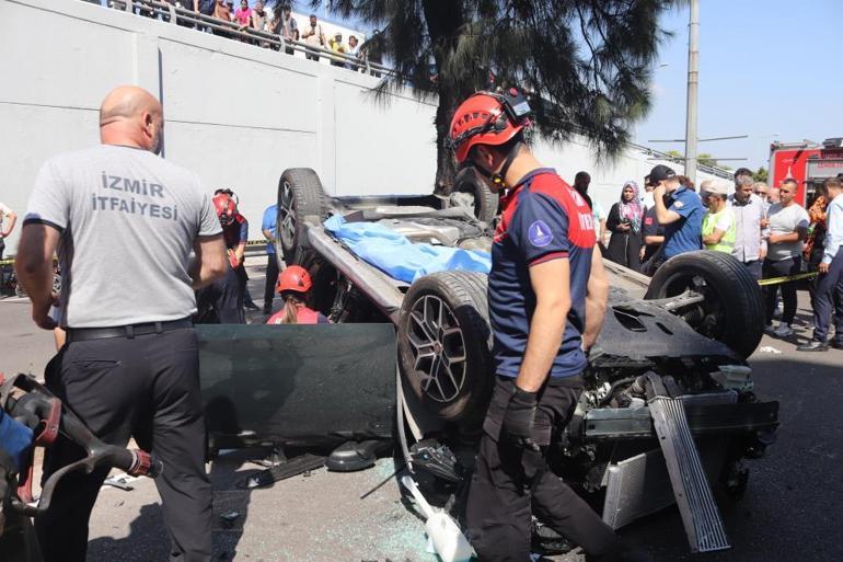 İzmirde otomobil alt geçide düştü, 3 kişi hayatını kaybetti