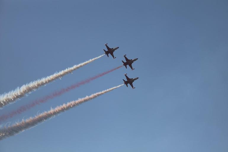 Türk Yıldızları ve SOLOTÜRKten TEKNOFESTte uçuş gösterisi