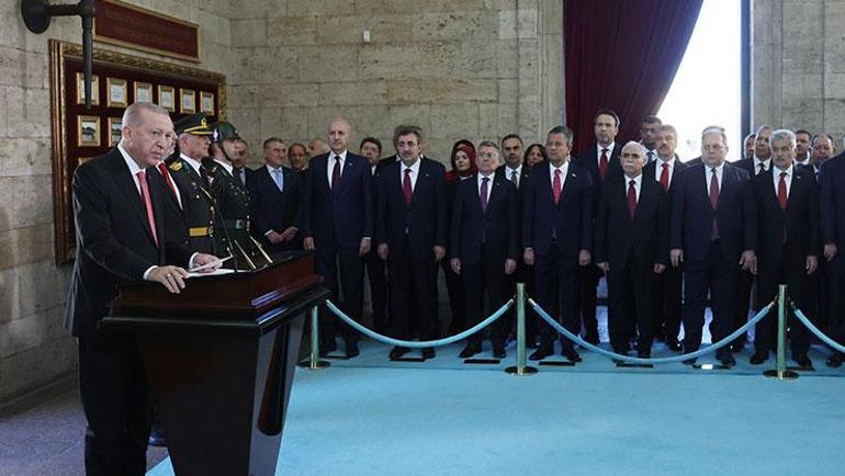 Erdoğan: Vatanımızın bekasını korumak için tedbir alıyoruz Devlet erkanı Anıtkabirdeki törene katıldı