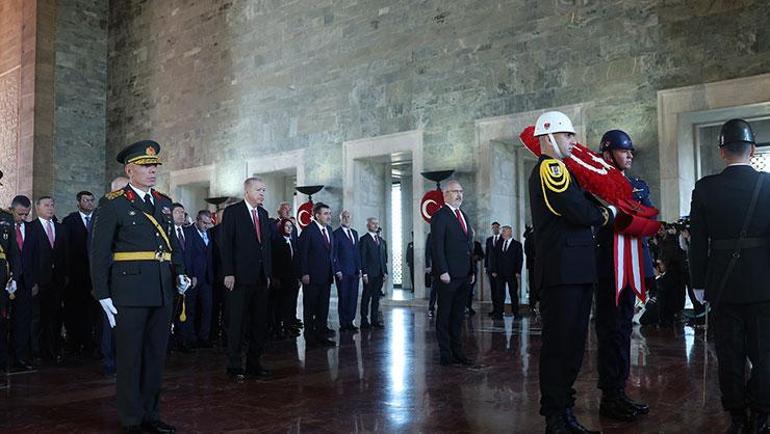 Erdoğan: Vatanımızın bekasını korumak için tedbir alıyoruz Devlet erkanı Anıtkabirdeki törene katıldı