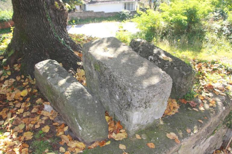 Yıllardır oturdukları taşın ne olduğunu duyunca şaşıp kaldılar Hemen müzeye kaldırıldı