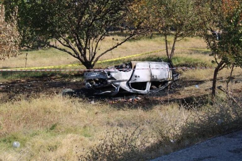 Taklalar atıp cayır cayır yandı Otomobildeki 2 kişi hayatını kaybetti