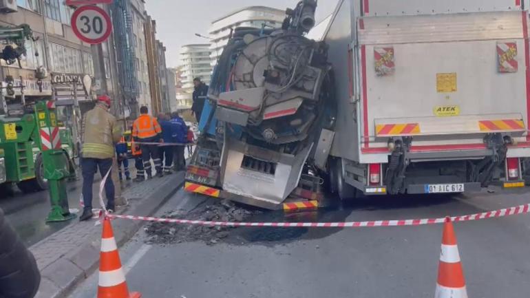 Cadde ortasında yol çöktü, araçları yuttu