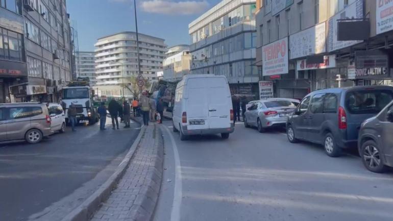 Cadde ortasında yol çöktü, araçları yuttu