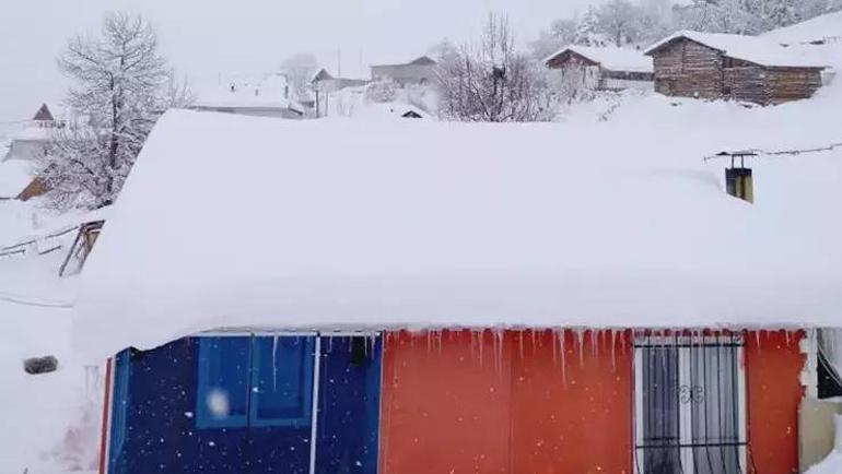 Kar yağışı bir köyü yuttu Evlerin çatısı karla kaplandı