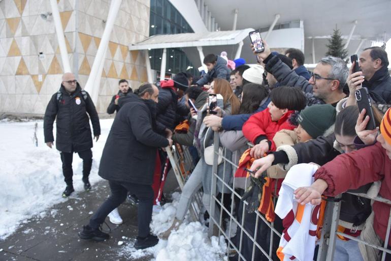 Galatasaray Sivas maçı öncesi taraftarlar az kalsın Osimheni sakatlıyordu