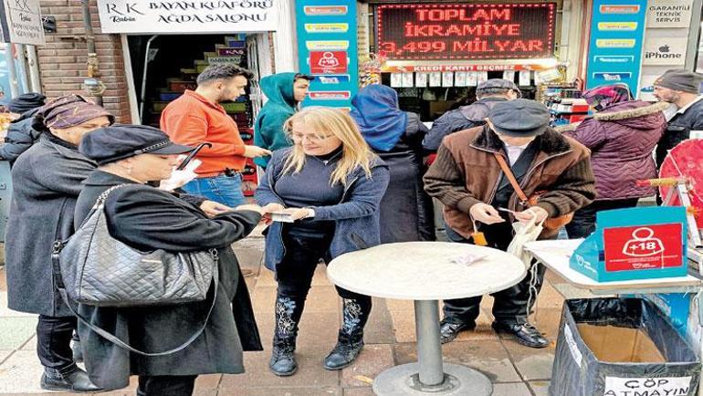 Eskişehir’in Birsen Abla’sı yılbaşı için şans dağıtıyor