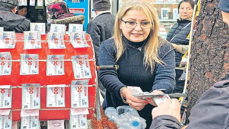 Eskişehir’in Birsen Abla’sı yılbaşı için şans dağıtıyor