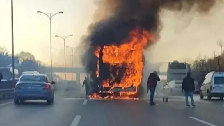 İstanbulda Bağcılar TEM Otoyolunda yolcu otobüsünde yangın