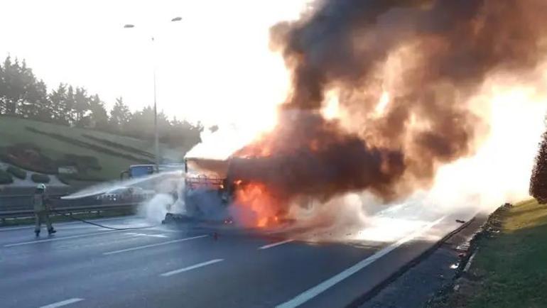 İstanbulda Bağcılar TEM Otoyolunda yolcu otobüsünde yangın