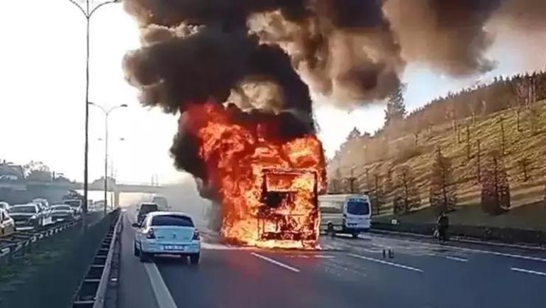 İstanbulda Bağcılar TEM Otoyolunda yolcu otobüsünde yangın