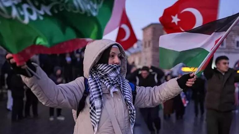 İstanbulda Büyük Filistin Yürüyüşü Galata Köprüsünde tarihi an