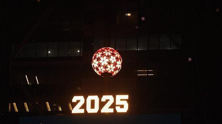 Times Meydanı’nda 2025 coşkusu Yüz binlerce kişi toplandı