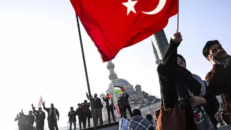 İstanbulda Büyük Filistin Yürüyüşü Galata Köprüsünde tarihi an