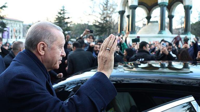 Cumhurbaşkanı Erdoğan, Sultanahmet Meydanında vatandaşların Regaip Kandilini kutladı