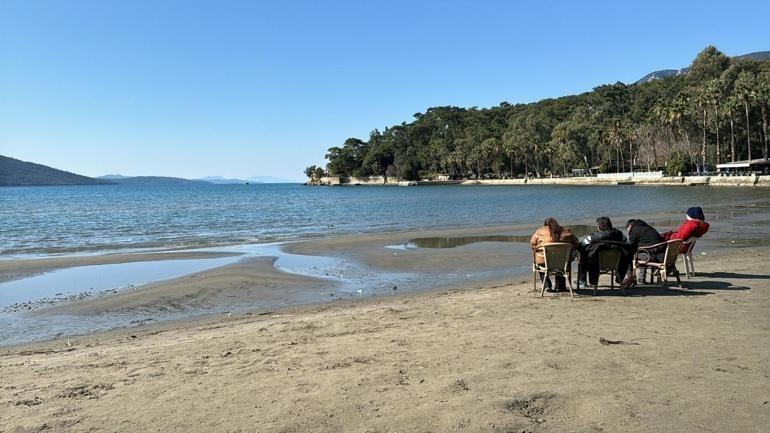 Ege beşik gibi sallanırken tedirgin eden görüntü Muğlada deniz 30 metre çekildi