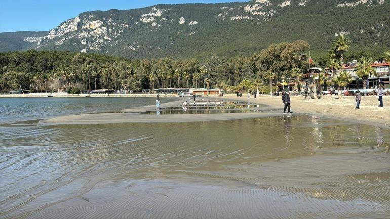 Ege beşik gibi sallanırken tedirgin eden görüntü Muğlada deniz 30 metre çekildi
