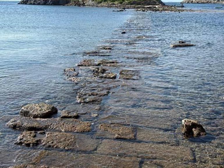 Ege beşik gibi sallanırken tedirgin eden görüntü Muğlada deniz 30 metre çekildi