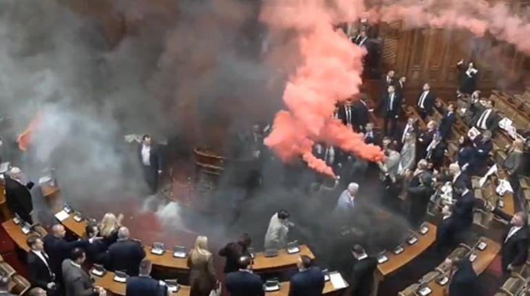 Sırbistan Parlamentosunda kaos Milletvekilleri sis bombası attı