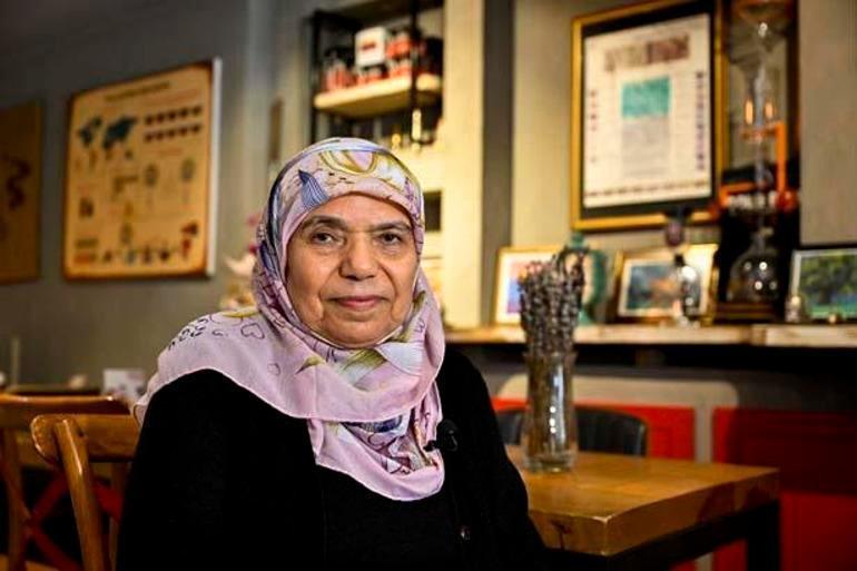 Yeni nesil kahve dükkanında 70 yaşında barista Havva teyzenin sıra dışı hikayesi