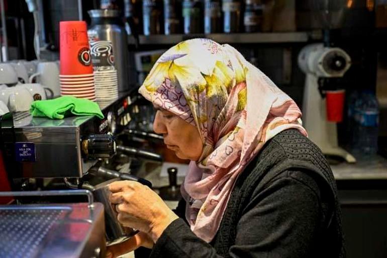 Yeni nesil kahve dükkanında 70 yaşında barista Havva teyzenin sıra dışı hikayesi