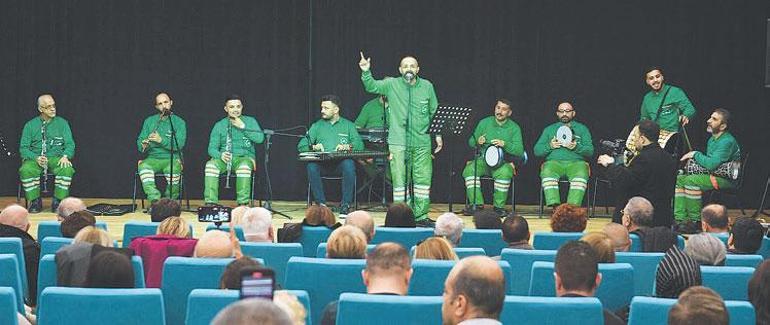 Alkışlar temizlik işçileri orkestrasına
