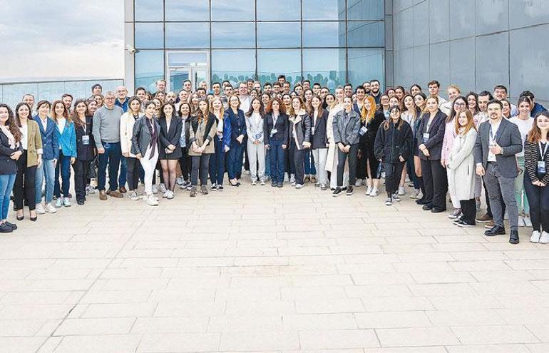 Alkışlar temizlik işçileri orkestrasına