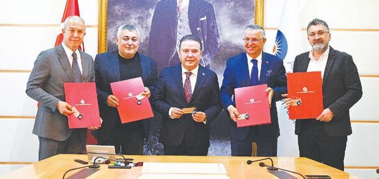 Alkışlar temizlik işçileri orkestrasına