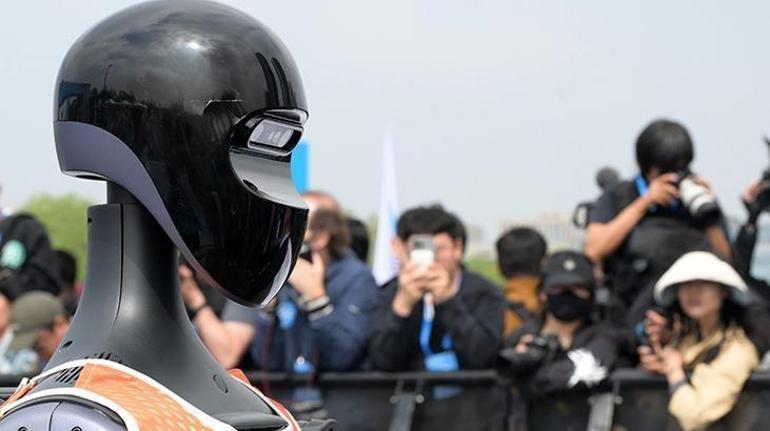 Çinli robotlar insanlara karşı maraton koştu