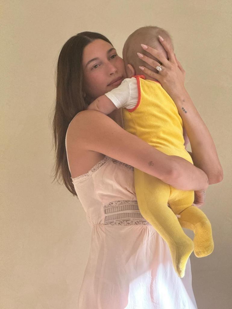 Gözlerden uzak büyütüyor Hailey Bieber ve oğlundan Paskalya pozu
