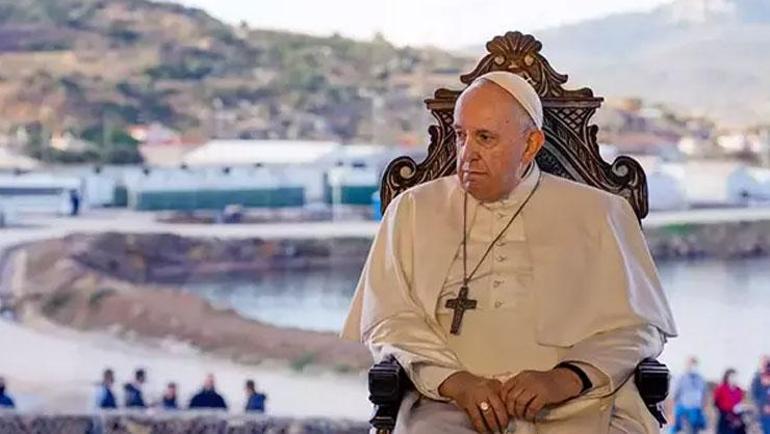 Dünyanın konuştuğu kareler Francisin tabuttaki görüntüsü paylaşıldı