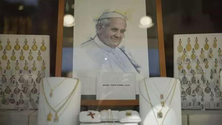 Dünyanın konuştuğu kareler Francisin tabuttaki görüntüsü paylaşıldı