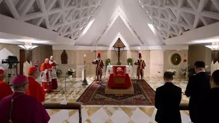 Dünyanın konuştuğu kareler Francisin tabuttaki görüntüsü paylaşıldı