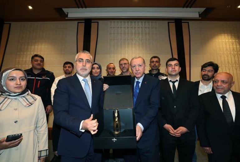 Cumhurbaşkanı Erdoğan, işçileri kabul etti: Çalışanlarımızın haklarını korumak önceliğimiz oldu