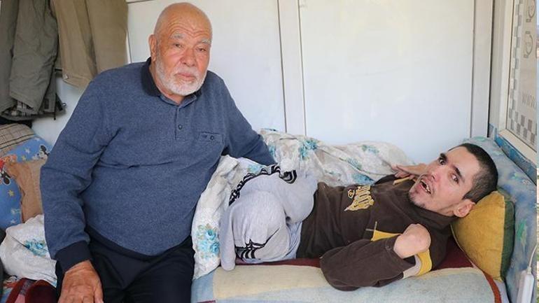 Yatalak oğlu için terk edilen mahallede yaşıyor:  35 senedir onun için bu köyü bekliyorum